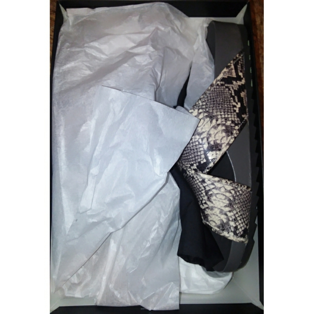 NIB Womens Sz.8 The Fix Unda Cross Strap Footbed S